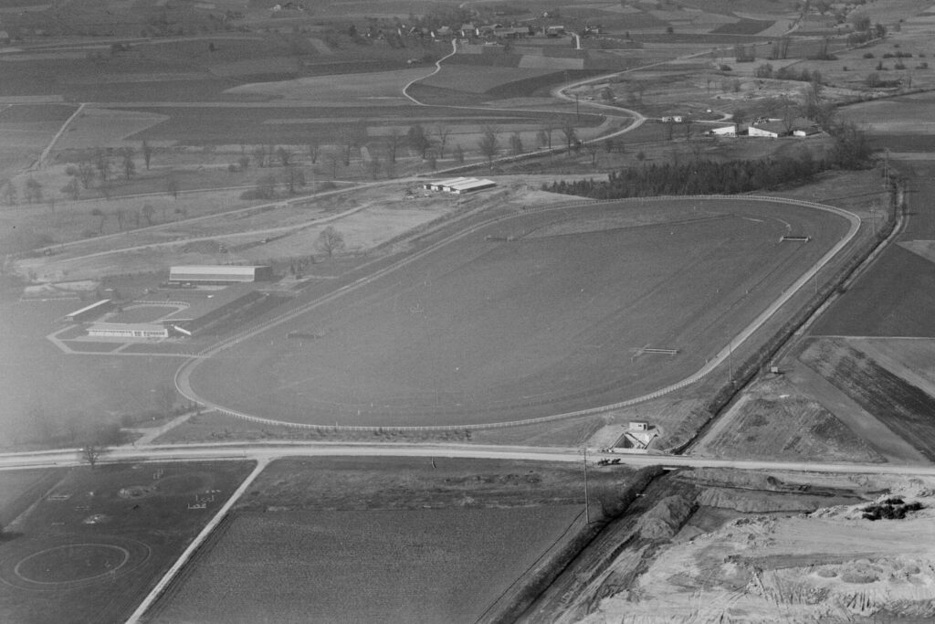 Historische Luftaufnahme der neuen Pferderennbahn Zürich-Dielsdorf im Eröffnungsjahr 1973
