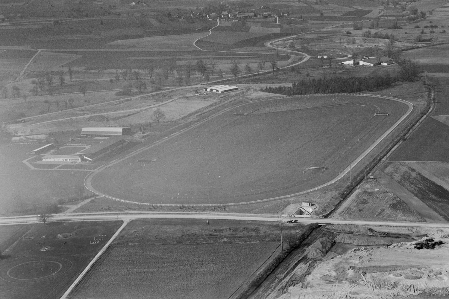 Historische Luftaufnahme der Rennbahn Zürich-Dielsdorf aus dem Jahr 1973
